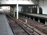 На Филевской линии московского метрополитена погиб третий за двое суток человек - во вторник утром неизвестный мужчина упал на рельсы на станции метро "Студенческая"