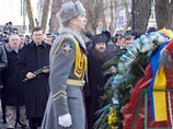 В Харькове Януковича обезопасили от падения венка, приковав последний цепями