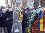 В Харькове Януковича обезопасили от падения венка, приковав последний цепями В Харькове Януковича обезопасили от падения венка, приковав последний цепями