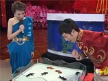 Китайский фокусник возмутил зоозащитников, заставив рыбок плавать строем и по приказу (ВИДЕО) Китайский фокусник возмутил зоозащитников, заставив рыбок плавать строем и по приказу (ВИДЕО)
