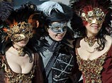 По завершении карнавала будет выбрана лучшая маска. В течение всего карнавала в Казино Венеции, театрах Малибран и Ла Фениче будут проходить вечера-маскарады