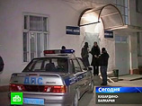 Около 18:45 мск в пятницу на въезде в селение Заюково на федеральной автодороге Прохладный-Азау двое неизвестных под видом милиционеров остановили автомашину "Соболь", в которой находились пятеро туристов из Москвы и водитель