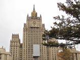Россия рассчитывает, что Япония сделает выбор в пользу спокойного, без предварительных условий обсуждения проблемы мирного договора, говорится в опубликованном в субботу комментарии МИД РФ