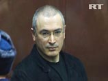 Доброхотов вывесил напротив Кремля портреты Ходорковского и Путина с подписью "Пора меняться!"