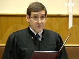 Отвечая в письменном виде на вопросы, переданные ему журналом "Коммерсант-Власть", Ходорковский признался, что ему жалко Данилкина. Экс-глава ЮКОСа считает, что судья "в общем неплохой человек", "в меру совестливый, в меру профессионал" Отвечая в письменном виде на вопросы, переданные ему журналом "Коммерсант-Власть", Ходорковский признался, что ему жалко Данилкина. Экс-глава ЮКОСа считает, что судья "в общем неплохой человек", "в меру совестливый, в меру профессионал"