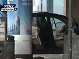 В аэропорту Милана полиция открыла огонь по водителю, протаранившему ворота на машине