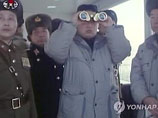 Южнокорейские СМИ и блоггеры во всю обсуждают фотографию молодого наследника лидера КНДР Ким Чен Ира - его младшего сына Ким Чен Уна, который, по-видимому, наблюдал за военными маневрами через перевернутый бинокль