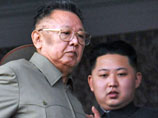 Северокорейский наследник насмешил прессу, посмотрев за маневрами в перевернутый бинокль (ФОТО)