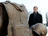 По пути из аэропорта президент заехал на кладбище в Беслан, где возложил цветы к монументам жертвам теракта в 2004 году и сотрудникам спецназа, погибшим при освобождении заложников По пути из аэропорта президент заехал на кладбище в Беслан, где возложил цветы к монументам жертвам теракта в 2004 году и сотрудникам спецназа, погибшим при освобождении заложников