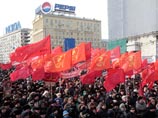 Россия  отмечает  23 февраля: марши,  салют,  праздничные пончики для милиционеров
