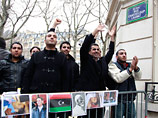Протестующие против режима лидера Ливии Муаммара Каддафи захватили посольство Ливии во Франции