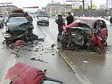 Спустя год после резонансной аварии на Ленинском проспекте Москвы с участием машины "Лукойла", жертвами которой стали две женщины-врача, эксперты приходят к выводу, что столкновение мог спровоцировать третий автомобиль, еще более "крутой" Спустя год после резонансной аварии на Ленинском проспекте Москвы с участием машины "Лукойла", жертвами которой стали две женщины-врача, эксперты приходят к выводу, что столкновение мог спровоцировать третий автомобиль, еще более "крутой"
