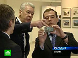 Медведев опробовал "электронный паспорт" россиянина и велел внедрять - с иностранным чипом