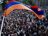 Тысячи людей проводят в центре Еревана акцию памяти жертв массовых беспорядков