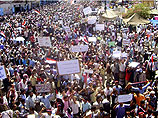 ысячи людей проводят демонстрацию на улицах столицы Йемена Саны, требуя отставки президента страны Али Абдаллы Салеха