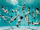 Дюжина представительниц британской олимпийской сборной по водным видам спорта, претендующих на награды Игр-2012 в Лондоне, устроила откровенную фотосессию в бассейне