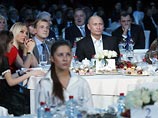 В интернете и СМИ разгорается громкий скандал вокруг благотворительного концерта в "Ледовом дворце" Санкт-Петербурга с участием премьер-министра РФ Владимира Путина и мировых звезд