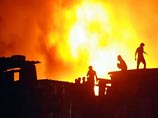 Пожар уничтожил около 2 тысяч хижин в районе где жил "миллионер из трущоб"