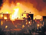 Пожар уничтожил около 2 тысяч хижин в районе где жил "миллионер из трущоб" Пожар уничтожил около 2 тысяч хижин в районе где жил "миллионер из трущоб"