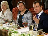 Дмитрий Медведев поздравил женщин и через Twitter признался в любви