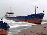 Российский сухогруз выброшен штормом на побережье Турции