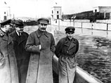 Сталин возвращался с работы в Кремль часто пешком вместе с Вячеславом Молотовым Сталин возвращался с работы в Кремль часто пешком вместе с Вячеславом Молотовым