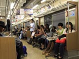 В токийском метро развалившихся пассажиров перевоспитывают с помощью спецсидений