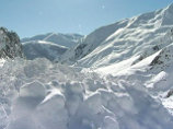 В горах Дагестана под снежную лавину попали четыре человека. Всех откопали