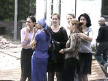 В докладе, объем которого составляет 40 страниц, сказано, что на основании негласного закона, женщинам в Чечне предписывают носить головные платки, длинные юбки и кофты с рукавами, закрывающими локти