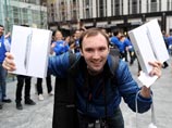 Первым покупателем обновленного планшетного компьютера iPad 2 в США стал 29-летний москвич Алексей Шумилов