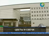 Москвичи несут цветы к посольству Японии в столице Москвичи несут цветы к посольству Японии в столице