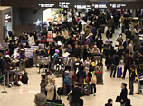 Сотрудники токийского аэропорта и полиция настаивают на том, чтобы около 20 российских граждан, ожидающих вылета на родину, покинули территорию аэропорта