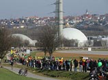 В Германии 60 тысяч человек выстроились в живую цепочку, протестуя против использования АЭС В Германии 60 тысяч человек выстроились в живую цепочку, протестуя против использования АЭС