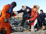 В Японии мужчина выжил под валом цунами. Его нашли в 15 км от берега. Погибших более 2 тысяч