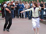 Новая версия ранения в Москве полицейского: в него стреляли не угонщики, а танцующие после концерта зрители Новая версия ранения в Москве полицейского: в него стреляли не угонщики, а танцующие после концерта зрители