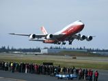 Самый длинный пассажирский самолет в мире, Boeing 747-8 Intercontinental, превышающий по этому параметру Airbus A340-600 почти на метр, совершил в воскресенье свой первый испытательный полет