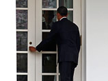 В результате Обаме, столкнувшемуся с такими неожиданными трудностями, пришлось искать другие варианты, и он отправился ко второй двери. Досадный инцидент совершенно не смутил президента