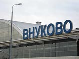 Рейс приземлился в аэропорту "Внуково" в 23:44. Хулигана встретили сотрудники транспортной полиции. Выяснилось, что его фамилия Кулагин