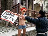 В декабре прошлого девушки разделись на морозе у здания посольства Белоруссии в Киеве, чтобы в преддверии выборов в этой стране призвать белорусов прогнать нынешнего президента Александра Лукашенко и во главе страны поставить женщину В декабре прошлого девушки разделись на морозе у здания посольства Белоруссии в Киеве, чтобы в преддверии выборов в этой стране призвать белорусов прогнать нынешнего президента Александра Лукашенко и во главе страны поставить женщину