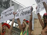 Украинская феминистка "прикрыла" Кучму голой грудью (ФОТО)