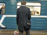 Москвичи с утра несут цветы к местам терактов в столичном метрополитене, которые произошли 29 марта 2010 года