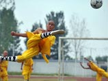 Послушники всемирно известного китайского монастыря Шаолинь в надежде повысить уровень футбола в Поднебесной основали новую школу, где спорт номер один сочетается к традиционным для этой страны мастерством кунг-фу Послушники всемирно известного китайского монастыря Шаолинь в надежде повысить уровень футбола в Поднебесной основали новую школу, где спорт номер один сочетается к традиционным для этой страны мастерством кунг-фу
