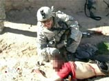 На снимках солдаты позируют с оружием на фоне мертвых людей
