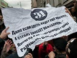 Перед митингом 31 декабря 2010 года сотрудники правоохранительных органов задержали Лимонова возле подъезда его дома, суд приговорил его к 15 суткам ареста Перед митингом 31 декабря 2010 года сотрудники правоохранительных органов задержали Лимонова возле подъезда его дома, суд приговорил его к 15 суткам ареста