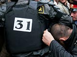 На подходе к Триумфальной площади сотрудники полиции схватили Лимонова, а в Петербурге во время шествия - Немцова На подходе к Триумфальной площади сотрудники полиции схватили Лимонова, а в Петербурге во время шествия - Немцова