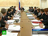 аседание президиума правительства накануне началось с обсуждения "десяти тезисов об инвестклимате" президента Дмитрия Медведева, изложенных в Магнитогорске