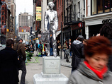 В Нью-Йорке на полгода поставили хромированный памятник Уорхолу