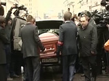 Под звуки траурного марша в исполнении оркестра роты Почетного караула Внутренних войск МВД катафалк, за которым следовали родные, близкие и друзья Гурченко, медленно двинулся к месту захоронения Под звуки траурного марша в исполнении оркестра роты Почетного караула Внутренних войск МВД катафалк, за которым следовали родные, близкие и друзья Гурченко, медленно двинулся к месту захоронения