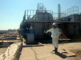 Сотрудники аварийной АЭС "Фукусима-1" забетонировали обнаруженную сегодня трещину в фундаменте 2-го энергоблока, однако объем утечки радиоактивной воды через сточную канаву не изменился