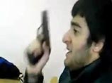 На днях в YouTube выложили ролик, снятый в школе на мобильный телефон. Ученик достает пистолет и целится в учительницу под одобрительный хохот одноклассников На днях в YouTube выложили ролик, снятый в школе на мобильный телефон. Ученик достает пистолет и целится в учительницу под одобрительный хохот одноклассников